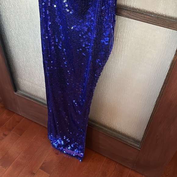 Mac Duggal One-Shoulder Sequin Column Gown size 4. - Picture 11 of 17